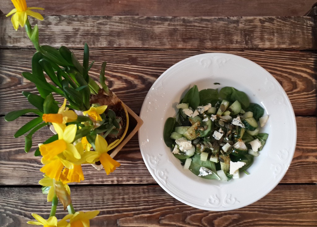 Салат с сыром и цветы