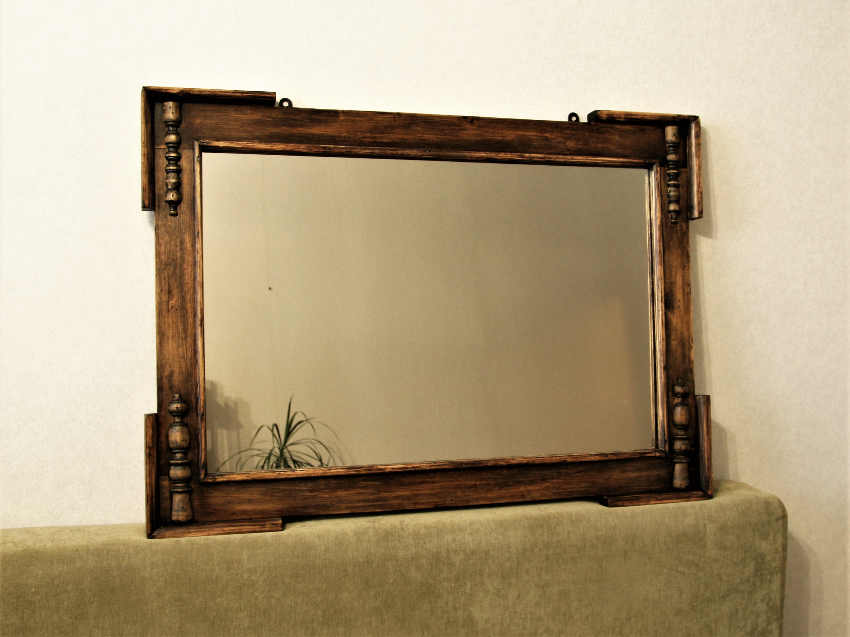 Картина старое зеркало. Старинное зеркало в деревянной раме. Старинная рама для зеркала. Антикварные зеркала в деревянной раме. Необычная старинная рама.